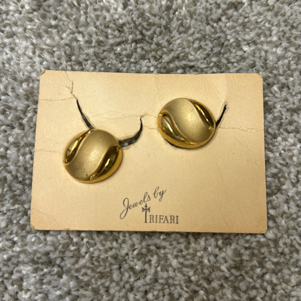 NWT Vintage Trifari Clip-on Earrings